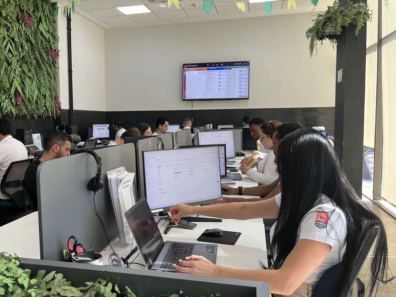 Operação da Gestão Segura com equipe acompanhando processos em sistema